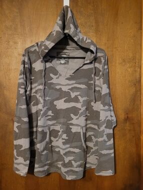 Sonoma Women's Green Camouflage Long-Sleeve Hooded Tee